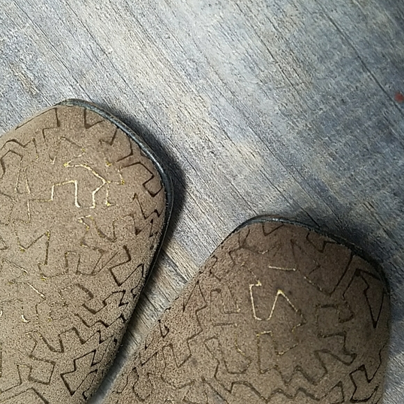 Salvatore FERRAGAMO Size 7 AA Tan Suede Leather Gold design Low Heel - Picture 4 of 16